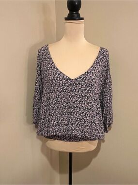 Willow & Root Floral Crop Open Back V-Neck Blouson Top in Navy & Lilac, Large